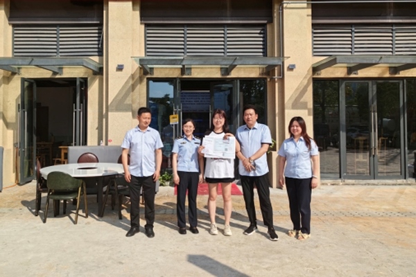 當(dāng)?shù)毓ぷ魅藛T上門為經(jīng)營者送來了證件。蒼溪縣行政審批和數(shù)據(jù)局供圖