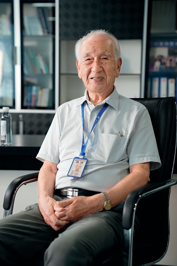 2024年8月，佐佐木俊一在深圳接受本刊記者采訪。