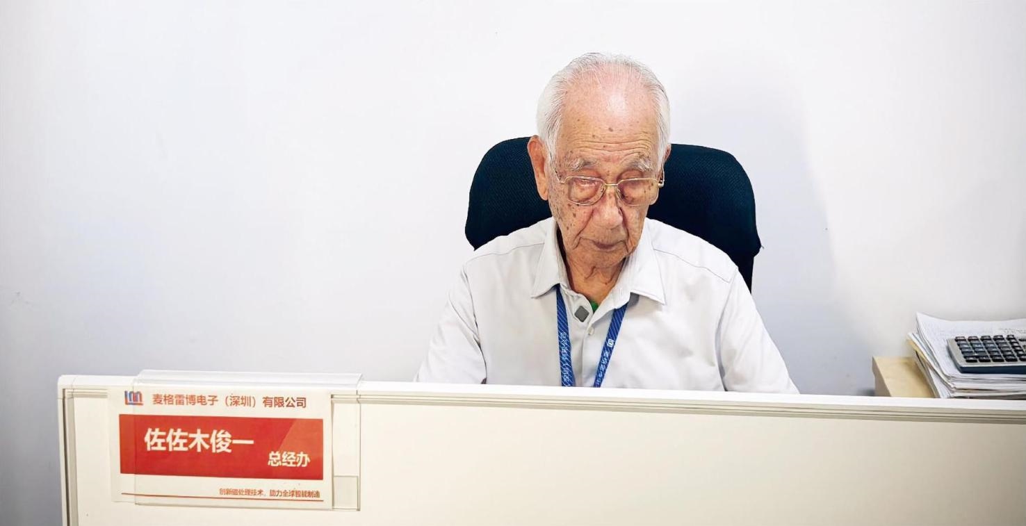 佐佐木俊一在工位上工作。（本刊記者 馮璐／攝）