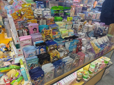北京某文具店卡牌盲盒柜臺(tái)，未設(shè)相關(guān)提醒。人民網(wǎng)記者 黃鈺攝