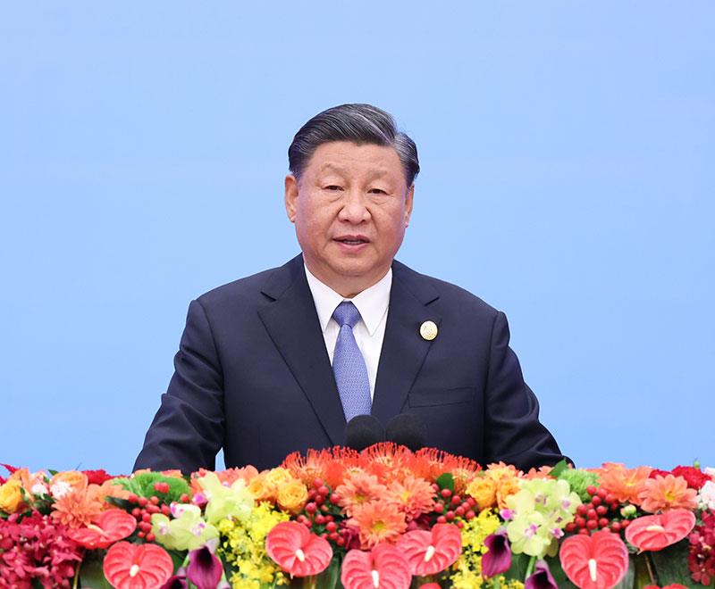 2023年10月18日，習近平主席在北京人民大會堂出席第三屆“一帶一路”國際合作高峰論壇開幕式并發(fā)表題為《建設開放包容、互聯(lián)互通、共同發(fā)展的世界》的主旨演講。