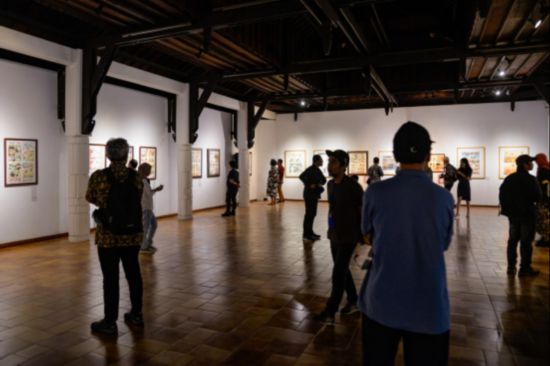 觀眾參觀“東盟-中國人文交流年”漫畫大賽展覽。記者 徐欽 攝