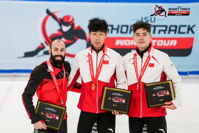 男子500米頒獎儀式，中國選手孫龍(中)奪得冠軍，加拿大選手杜博伊斯(左)獲得亞軍，中國選手劉少昂獲得季軍。賽事組委會供圖