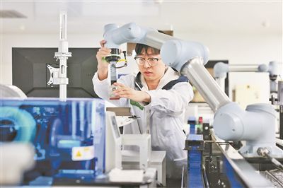 廣東省深圳市科研人員在實驗室調(diào)試智能機器人。視覺中國供圖
