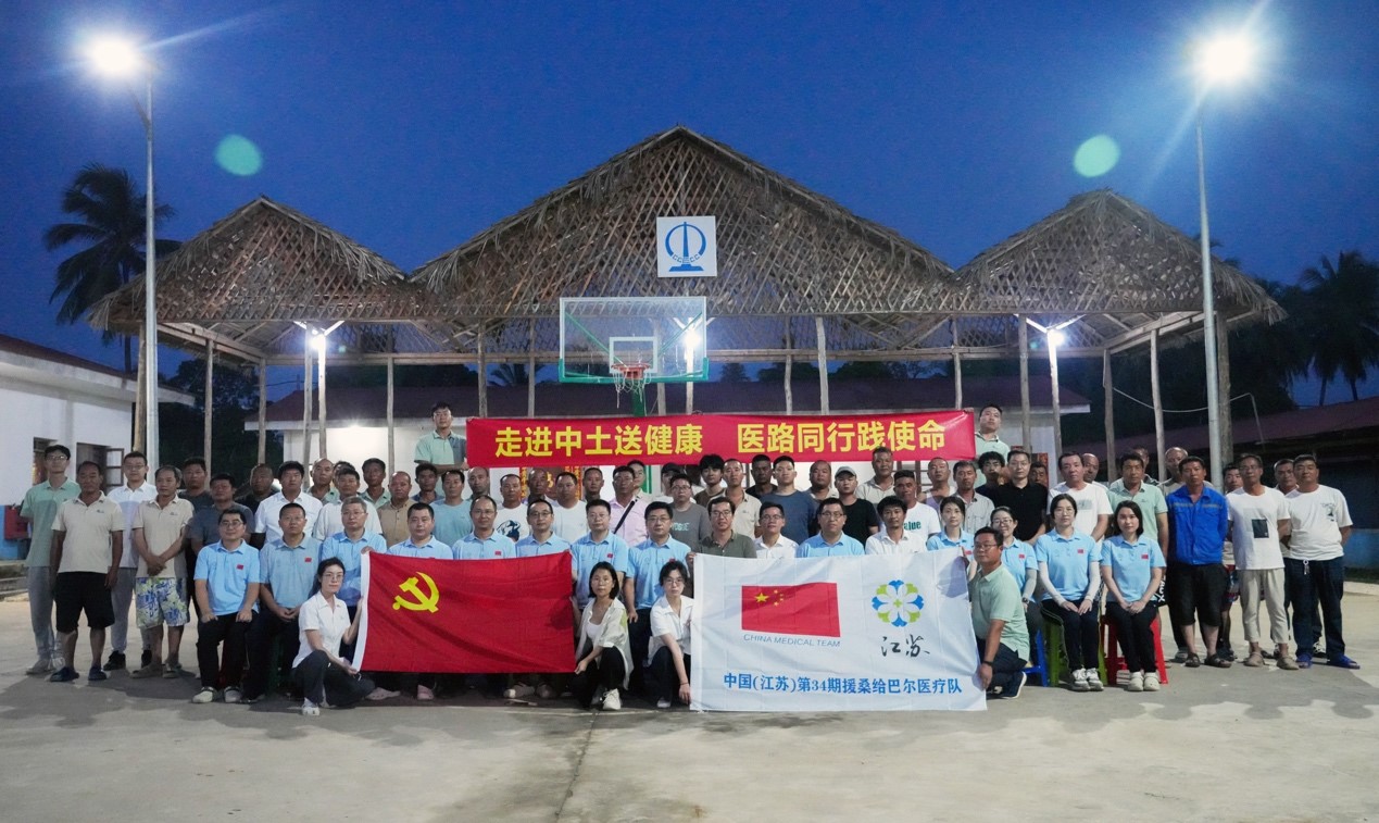 醫(yī)療隊(duì)與中土東非桑島分公司合影。中國(guó)土木供圖