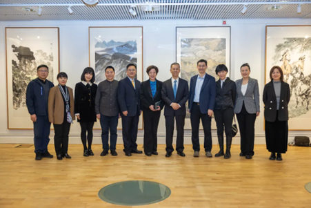 中國(guó)駐瑞典大使崔愛民與畫展主辦方人員合影。中國(guó)駐瑞典大使館供圖