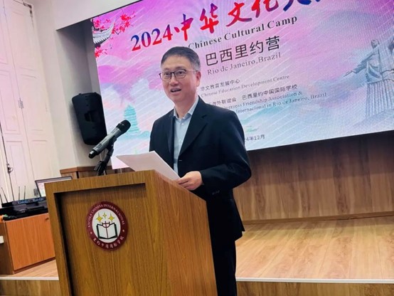 里約中國國際學(xué)校代董事長尹霄敏在閉營儀式上致辭?；顒又鬓k方供圖