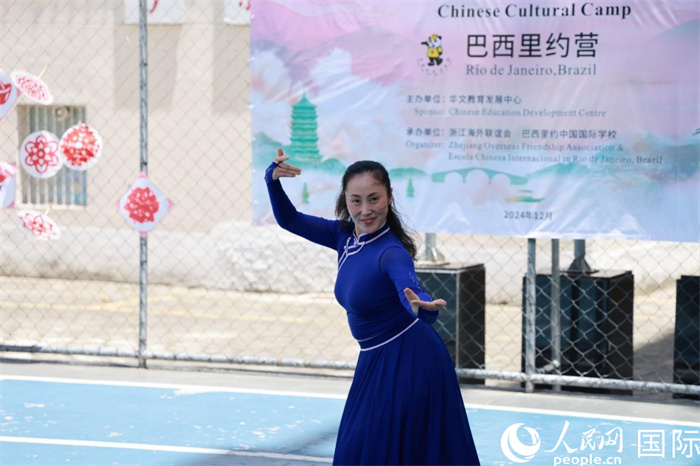 蒙古族舞蹈《熱土》表現(xiàn)出草原兒女的熱情與活力。人民網(wǎng)記者 陳海琪攝