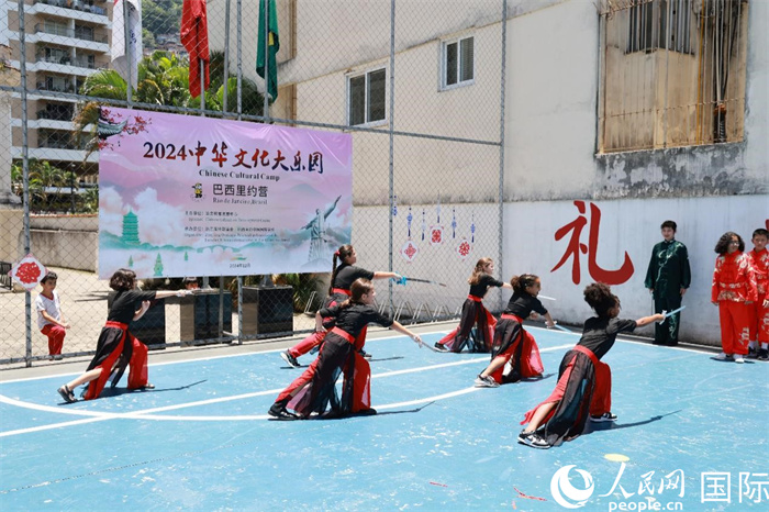 《中華武術(shù)》表演展現(xiàn)了武術(shù)剛?cè)岵?jì)的獨(dú)特魅力。人民網(wǎng)記者 陳海琪攝