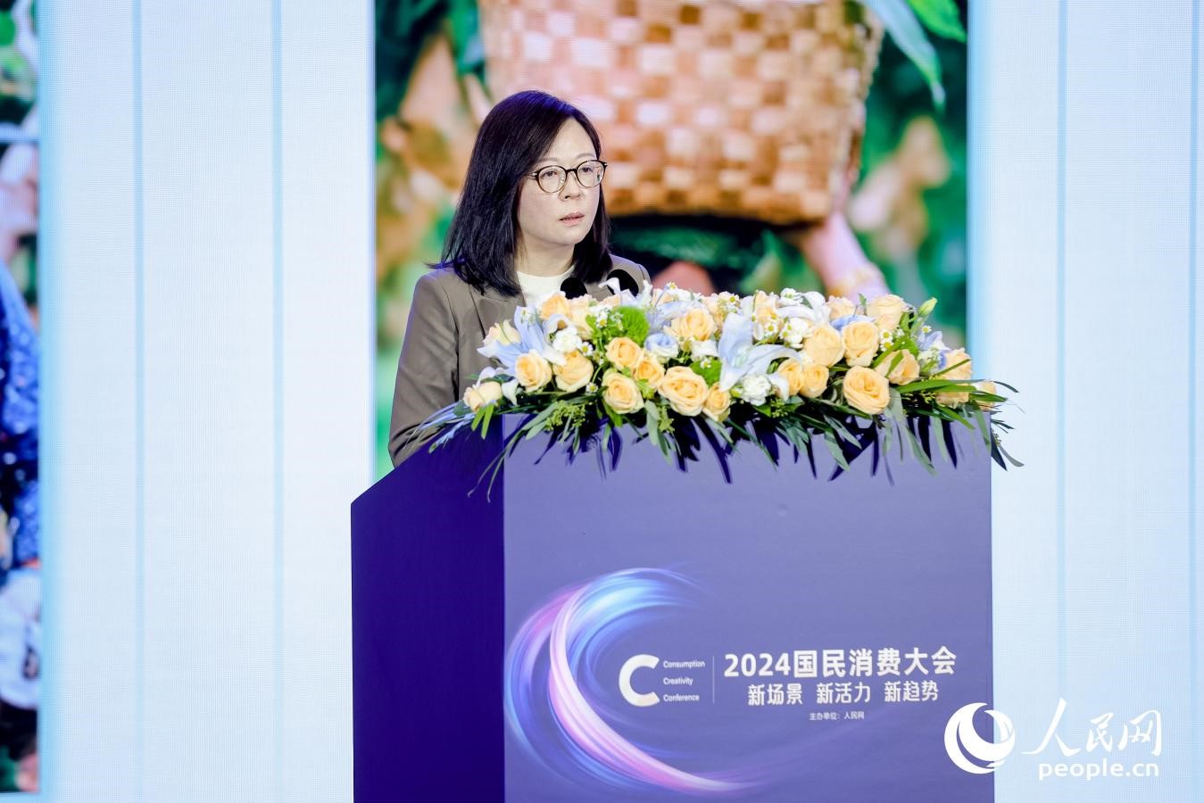 百果園集團(tuán)首席營銷官楊茜在2024國民消費(fèi)大會(huì)現(xiàn)場進(jìn)行分享。