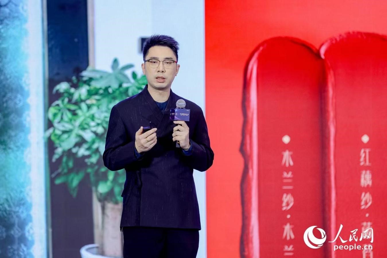 花西子聯(lián)合創(chuàng)始人任剛睿在2024國民消費(fèi)大會現(xiàn)場進(jìn)行分享。