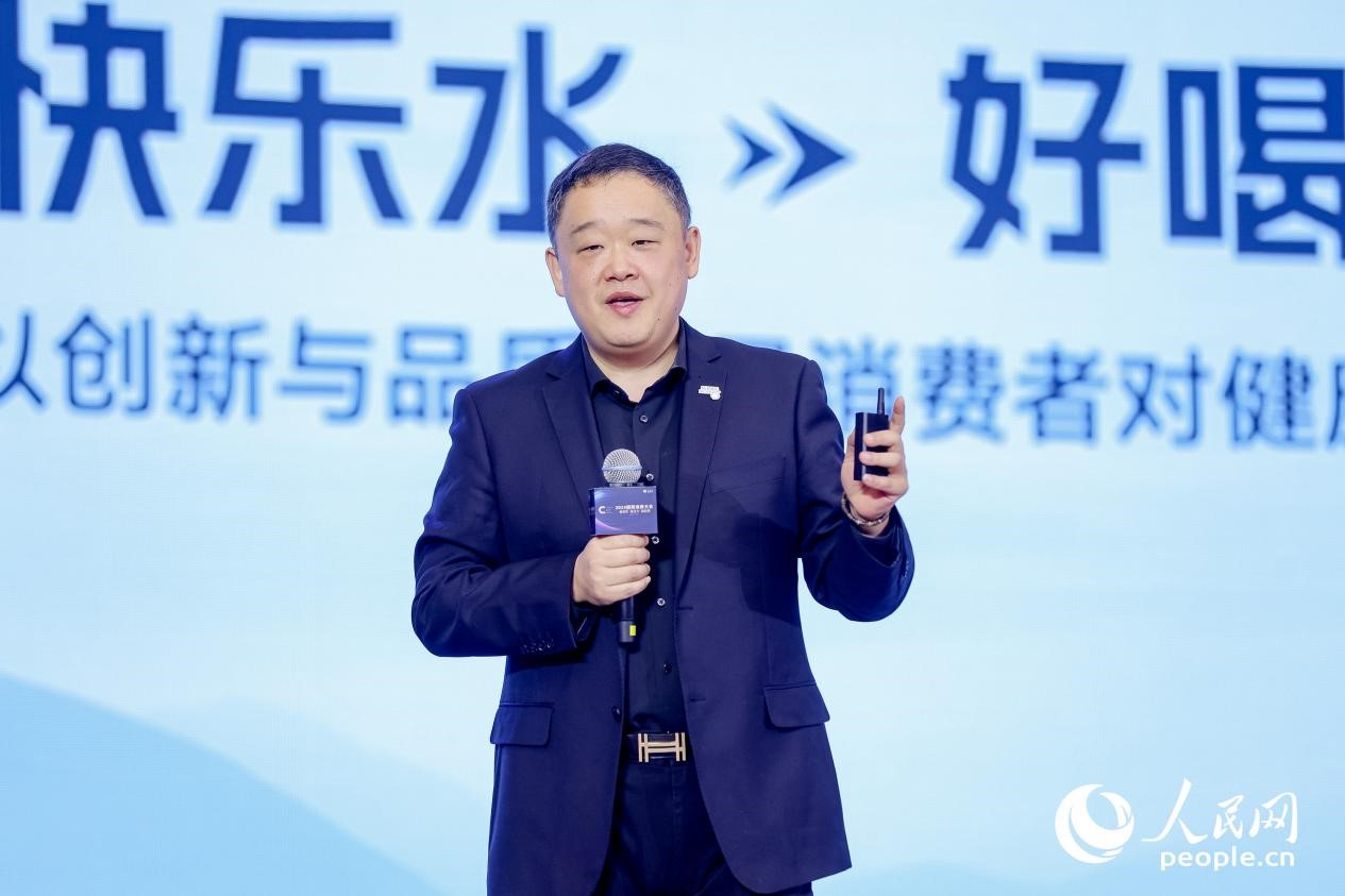 樂百氏（廣東）飲用水有限公司總經(jīng)理郝曉偉在2024國民消費(fèi)大會(huì)上分享。