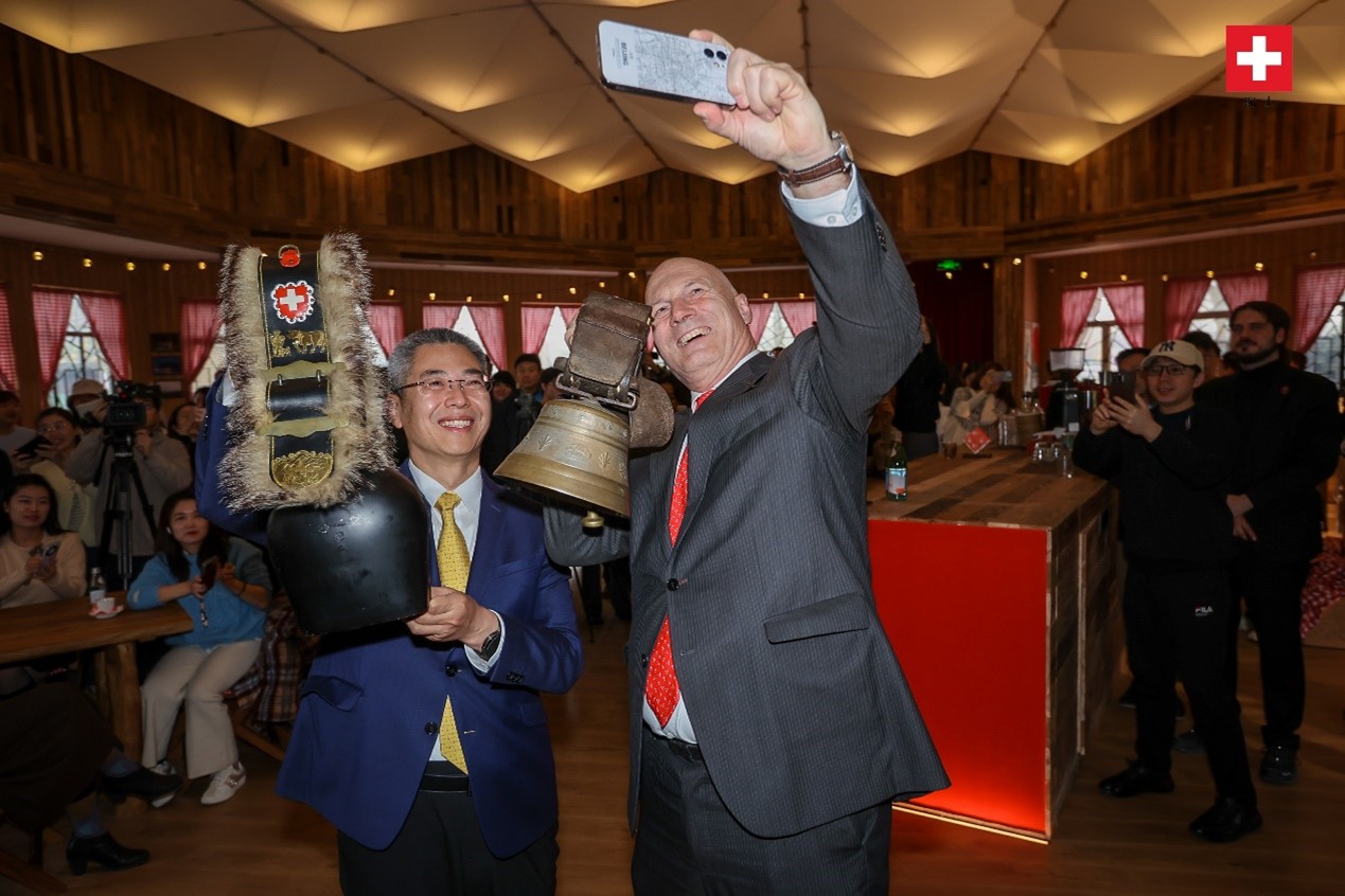 瑞士駐華大使白瑞誼與北京市西城區(qū)委副書記、代區(qū)長郅海杰搖響瑞士牛鈴，共同為小木屋揭幕。瑞士駐華大使館供圖