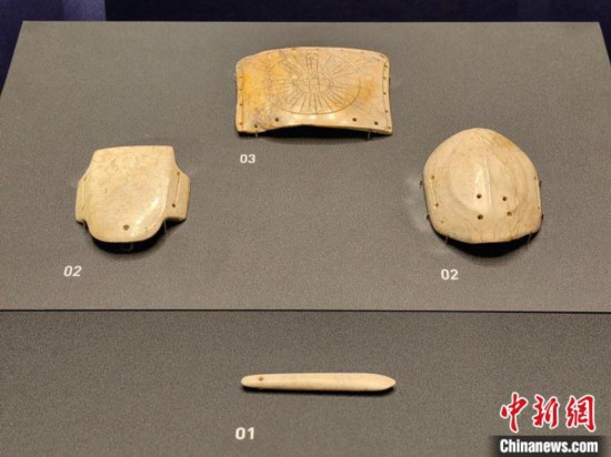 12月14日，“文明先鋒—凌家灘文化玉器展”在故宮博物院文華殿開幕。圖為展覽現(xiàn)場的玉龜、玉版和玉簽。 中新社記者 應(yīng)妮 攝