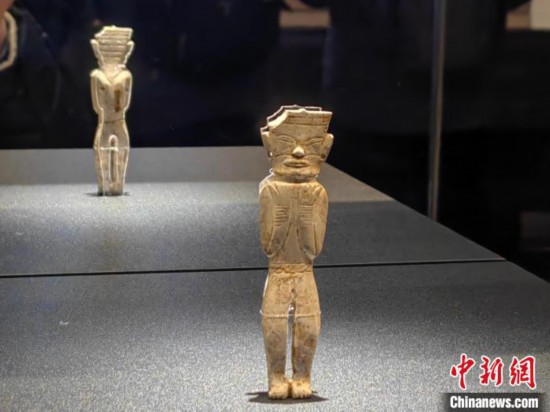 12月14日，“文明先鋒—凌家灘文化玉器展”在故宮博物院文華殿開幕。圖為展覽現(xiàn)場的立姿玉人。 中新社記者 應(yīng)妮 攝