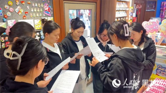 工會組織企業(yè)職工開展技能培訓(xùn)活動。人民網(wǎng)記者 張哲鑫攝