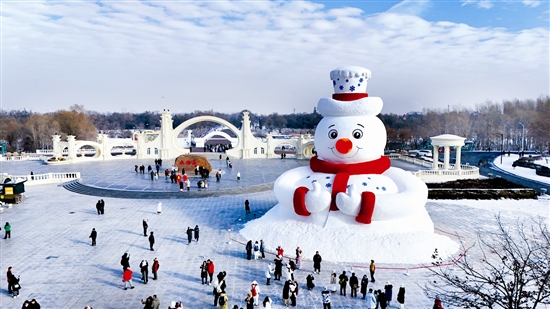 12月8日，黑龍江哈爾濱市今冬第一個大雪人“雪人先生”在太陽島風景區(qū)落成。大雪人高20米，用雪量4000立方米。圖為12月9日在哈爾濱太陽島風景區(qū)正門廣場拍攝的大雪人。新華社記者 王松攝