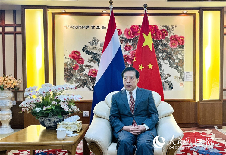 2024年12月10日，中國(guó)駐泰國(guó)大使韓志強(qiáng)在泰國(guó)曼谷接受中國(guó)—東盟中心（ACC）組織的“多彩東盟：2024年中國(guó)媒體東盟行”媒體團(tuán)采訪。人民網(wǎng)記者 羨江楠攝
