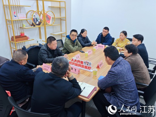 “紅興會客廳”，一場助企紓困協(xié)調(diào)會正在進(jìn)行。人民網(wǎng) 徐晨曦攝