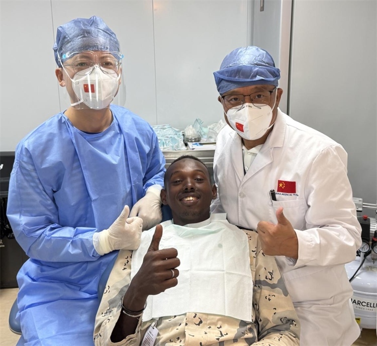 援吉醫(yī)療隊(duì)口腔科王瑋主任與“和平方舟”號醫(yī)院船醫(yī)務(wù)人員共同為一名當(dāng)?shù)匮浪柩谆颊咴\療。中國（山西）第23批援吉布提醫(yī)療隊(duì)供圖