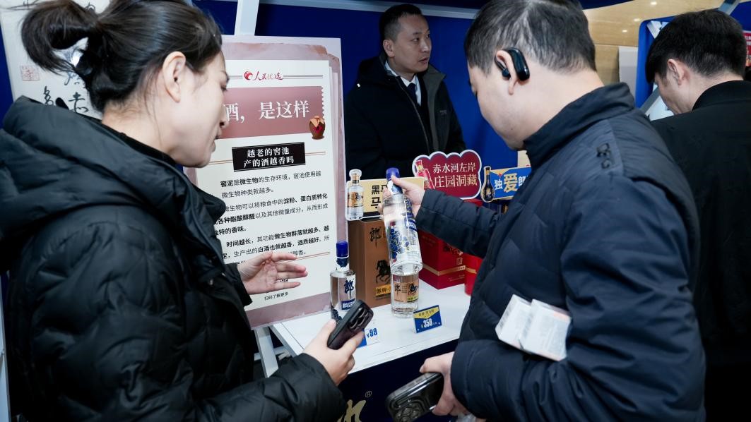 白酒展位負(fù)責(zé)人在為嘉賓介紹。張新攝