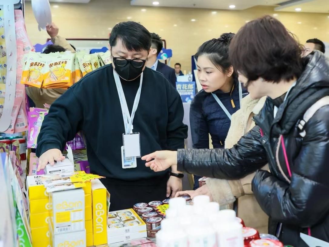 嘉賓了解展區(qū)里的寵物“零食”。劉磊攝