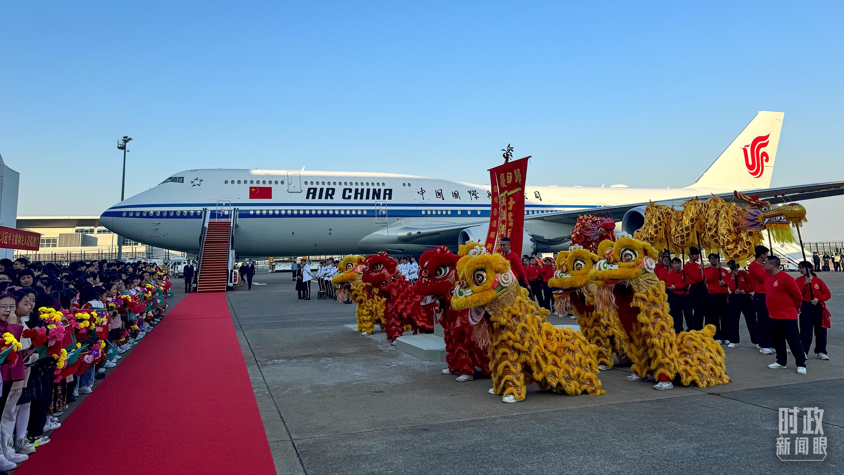 △機(jī)場(chǎng)歡迎人群靜候習(xí)主席。（總臺(tái)央視記者李增仁拍攝）