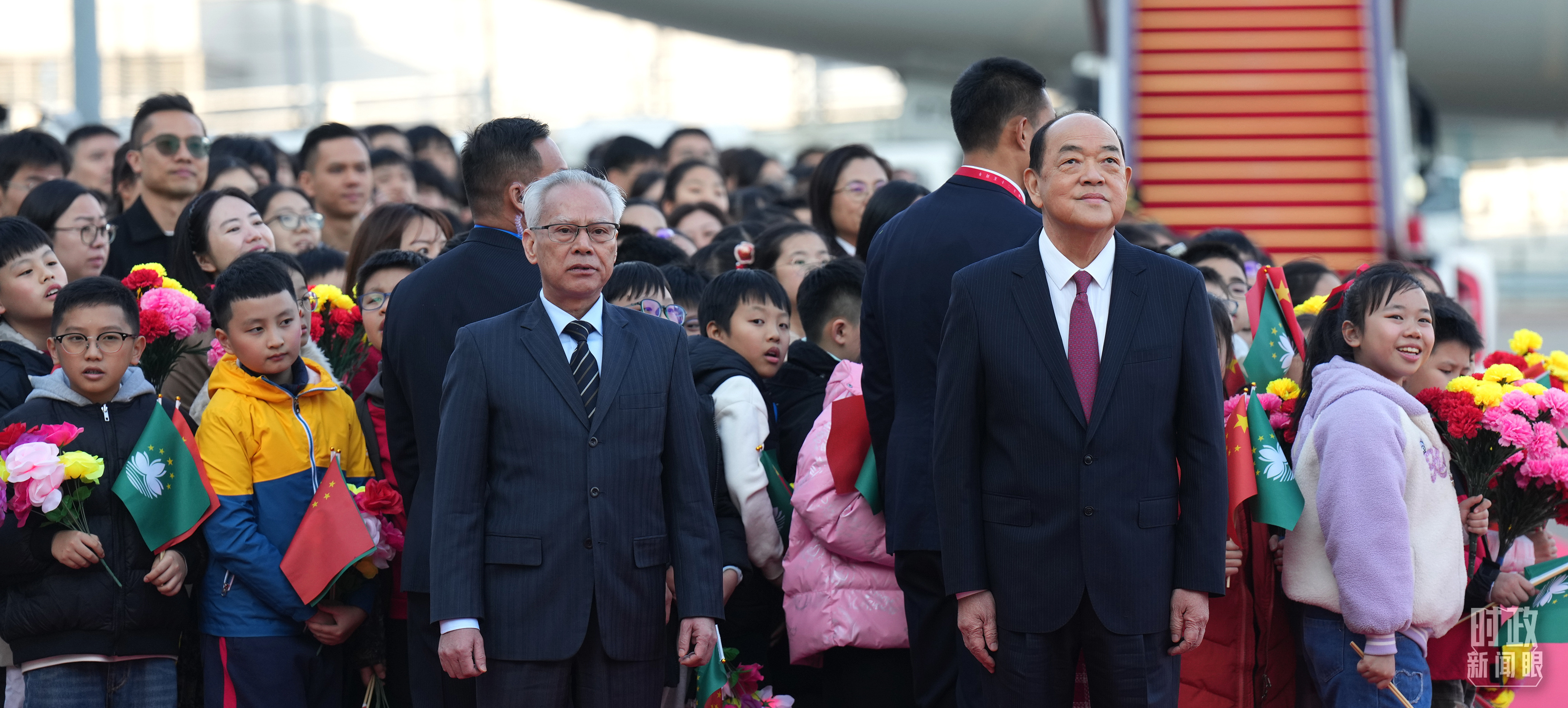 △澳門特別行政區(qū)行政長(zhǎng)官賀一誠(chéng)、候任行政長(zhǎng)官岑浩輝在活動(dòng)現(xiàn)場(chǎng)。（總臺(tái)記者李晉拍攝）