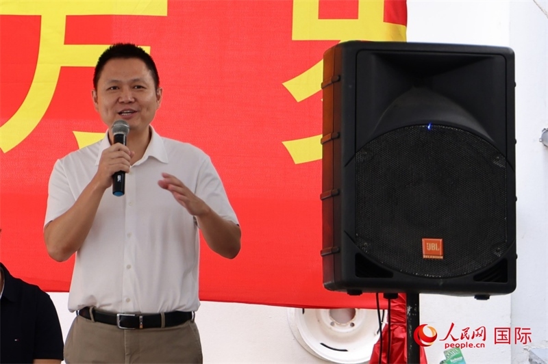 中國(guó)駐里約總領(lǐng)館副總領(lǐng)事王尉育在捐贈(zèng)活動(dòng)上致辭。人民網(wǎng)記者 陳海琪攝