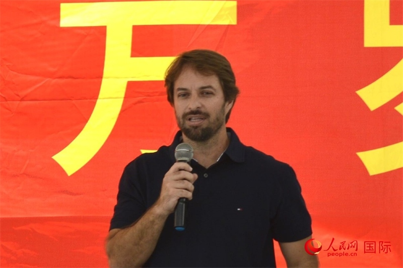 里約州環(huán)境與可持續(xù)發(fā)展廳副廳長(zhǎng)費(fèi)利佩·克魯奇克在捐贈(zèng)活動(dòng)上致辭。人民網(wǎng)記者 陳海琪攝