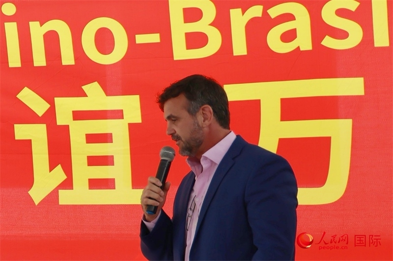 里約州國(guó)家環(huán)境研究所所長(zhǎng)雷納托·若爾當(dāng)在捐贈(zèng)活動(dòng)上致辭。人民網(wǎng)記者 陳海琪攝