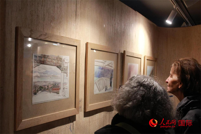法國觀眾在欣賞展品。人民網(wǎng)記者 尚凱元攝