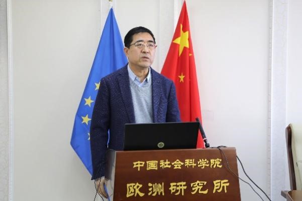 中國(guó)社會(huì)科學(xué)院歐洲研究所所長(zhǎng)、《歐洲發(fā)展報(bào)告（2023～2024）》主編馮仲平研究員致辭。吳迪攝