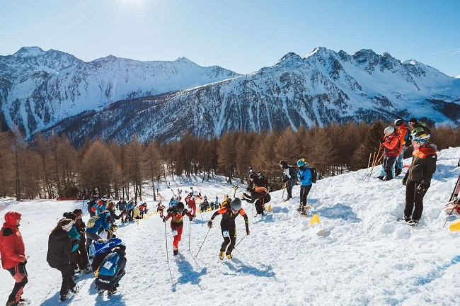 中國隊布魯爾（4號）在比賽中保持領先。中國滑雪登山隊供圖