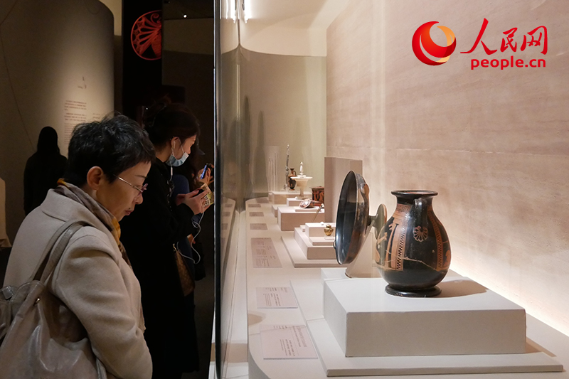 11月13日，觀眾正在國博參觀“美的多元——古希臘的藝術(shù)與生活”展。人民網(wǎng)記者 韋衍行攝