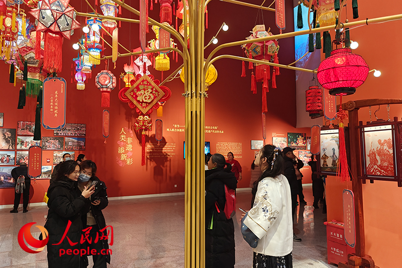 12月21日，觀眾正在參觀“過年——春節(jié)主題展”。人民網(wǎng)記者 韋衍行攝