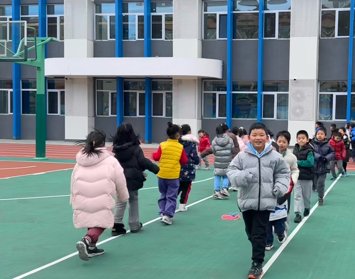 一年級的同學課間跑步 。學校供圖