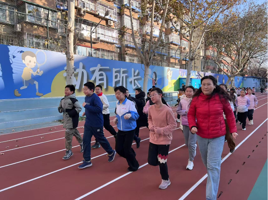 學生們在班主任陪同下跑步。人民網(wǎng) 白炅攝