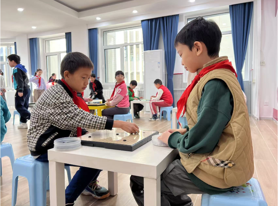 學生們在少先隊大廳下圍棋。人民網(wǎng) 白炅攝
