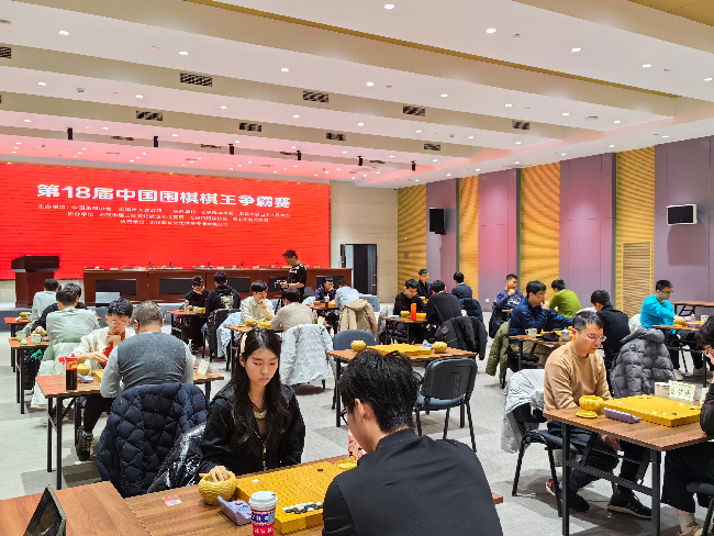 棋手在比賽中。人民網(wǎng)記者 李乃妍攝
