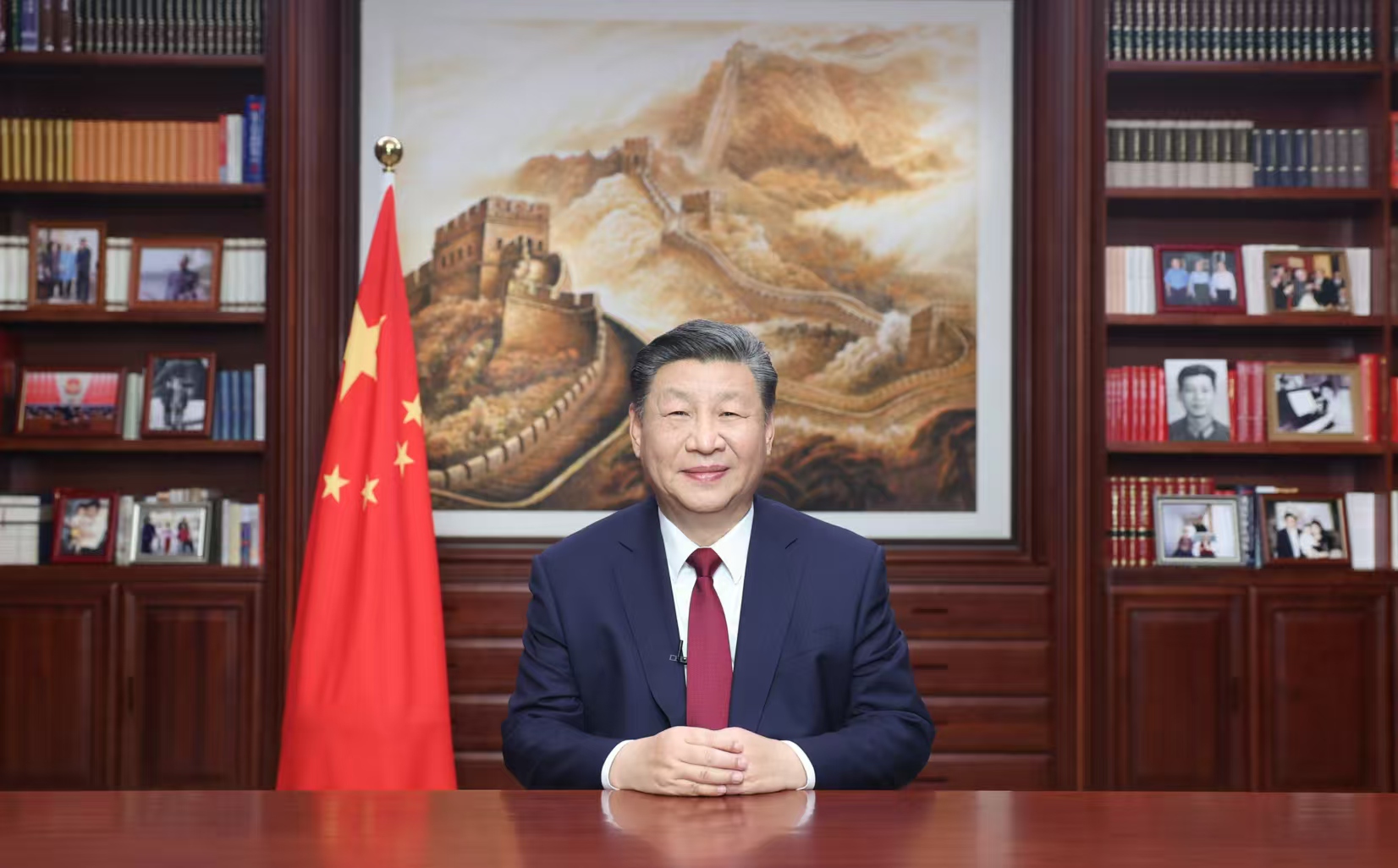 2023年12月31日，新年前夕，國(guó)家主席習(xí)近平通過(guò)中央廣播電視總臺(tái)和互聯(lián)網(wǎng)，發(fā)表二〇二四年新年賀詞。圖片來(lái)源：新華社