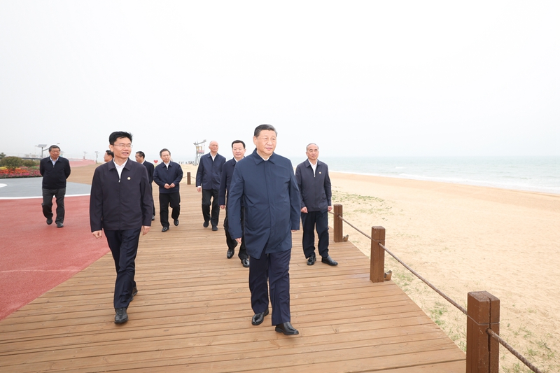 2024年5月22日，習(xí)近平總書記在山東日照陽(yáng)光海岸綠道考察。