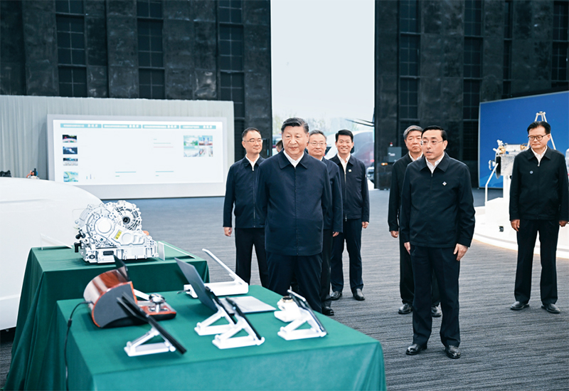 2024年10月17日至18日，中共中央總書記、國家主席、中央軍委主席習(xí)近平在安徽考察。這是17日下午，習(xí)近平在合肥濱湖科學(xué)城察看安徽省重大科技創(chuàng)新成果集中展示。 新華社記者 謝環(huán)馳/攝