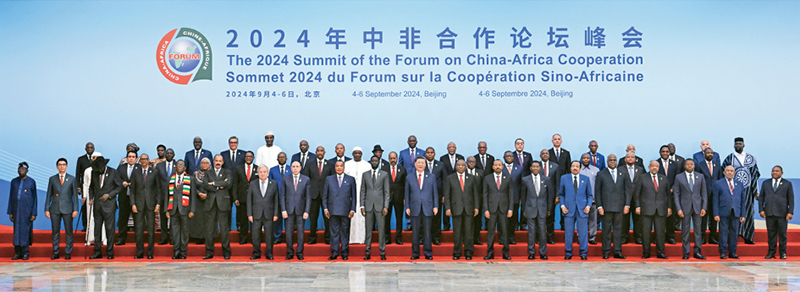 2024年9月5日上午，國家主席習(xí)近平在北京人民大會堂出席中非合作論壇北京峰會開幕式并發(fā)表主旨講話。這是開幕式前，習(xí)近平同出席峰會的外方領(lǐng)導(dǎo)人集體合影。 新華社記者 饒愛民/攝