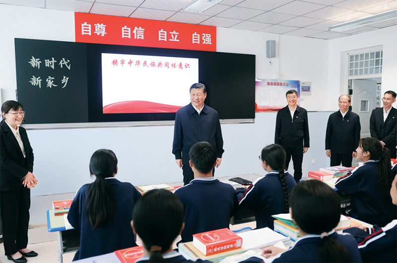 2024年6月18日至19日，中共中央總書記、國家主席、中央軍委主席習(xí)近平在青?？疾?。這是18日下午，習(xí)近平在果洛西寧民族中學(xué)高一（1）班觀摩“新時代、新家鄉(xiāng)”主題思政課。 新華社記者 鞠鵬/攝