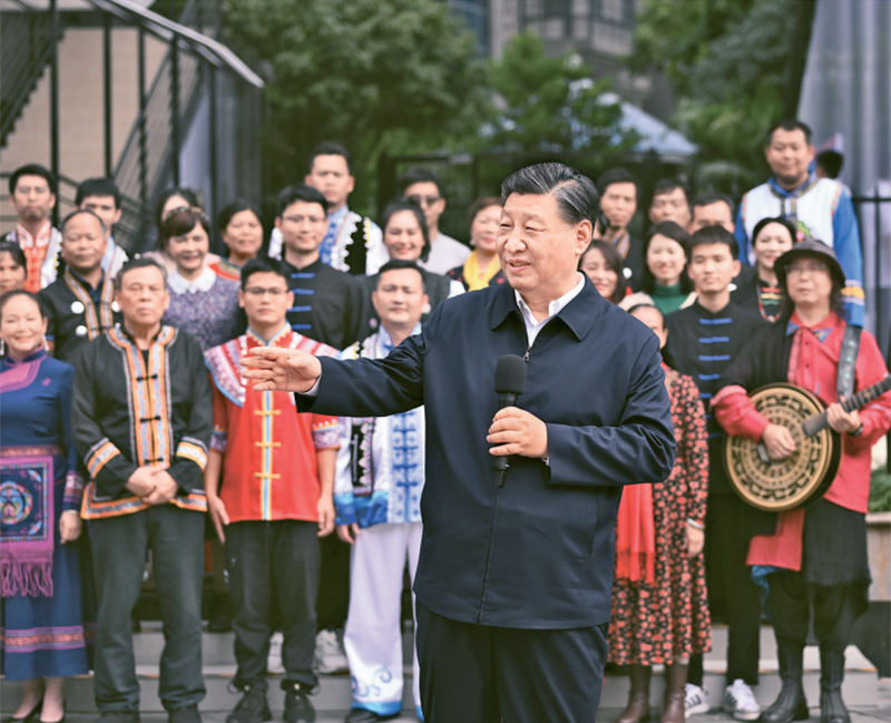 2023年12月14日至15日，中共中央總書記、國家主席、中央軍委主席習(xí)近平在廣西考察。這是14日上午，習(xí)近平在南寧市良慶區(qū)蟠龍社區(qū)考察時，同社區(qū)各族群眾親切交流。 新華社記者 燕雁/攝