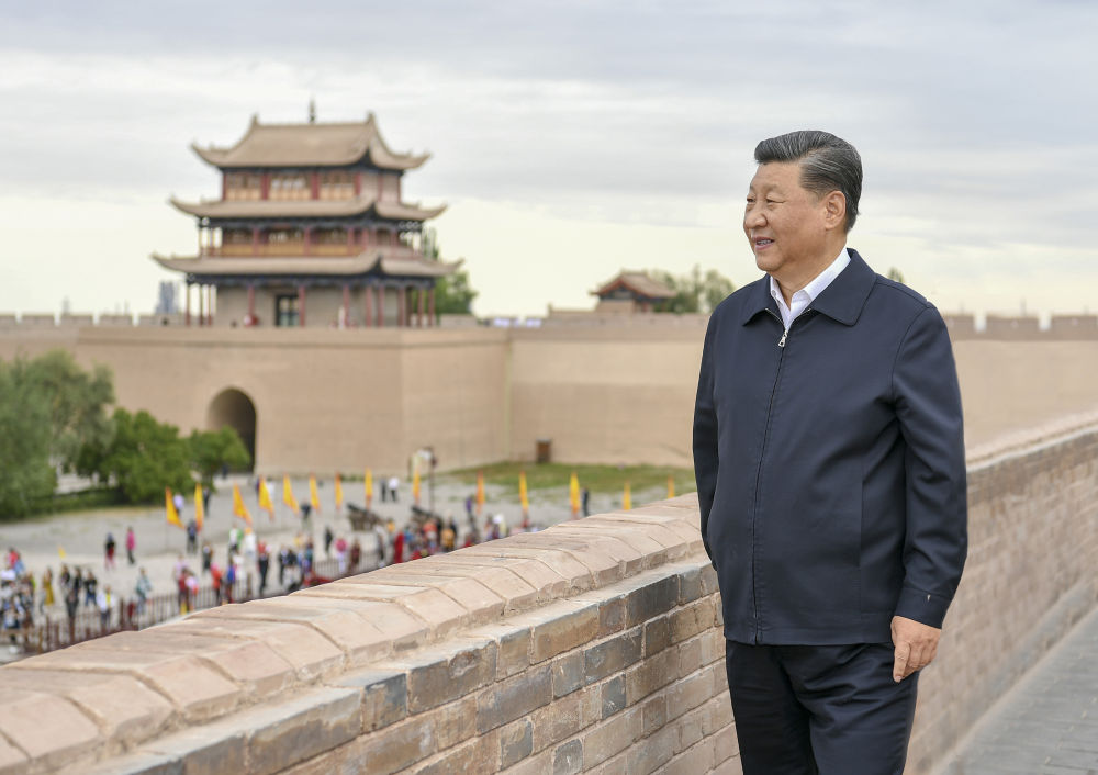 2019年8月20日上午，習(xí)近平總書記來到嘉峪關(guān)關(guān)城，登上城樓察看關(guān)城整體面貌，聽取河西走廊長城、關(guān)隘歷史文化情況介紹。新華社記者 謝環(huán)馳 攝