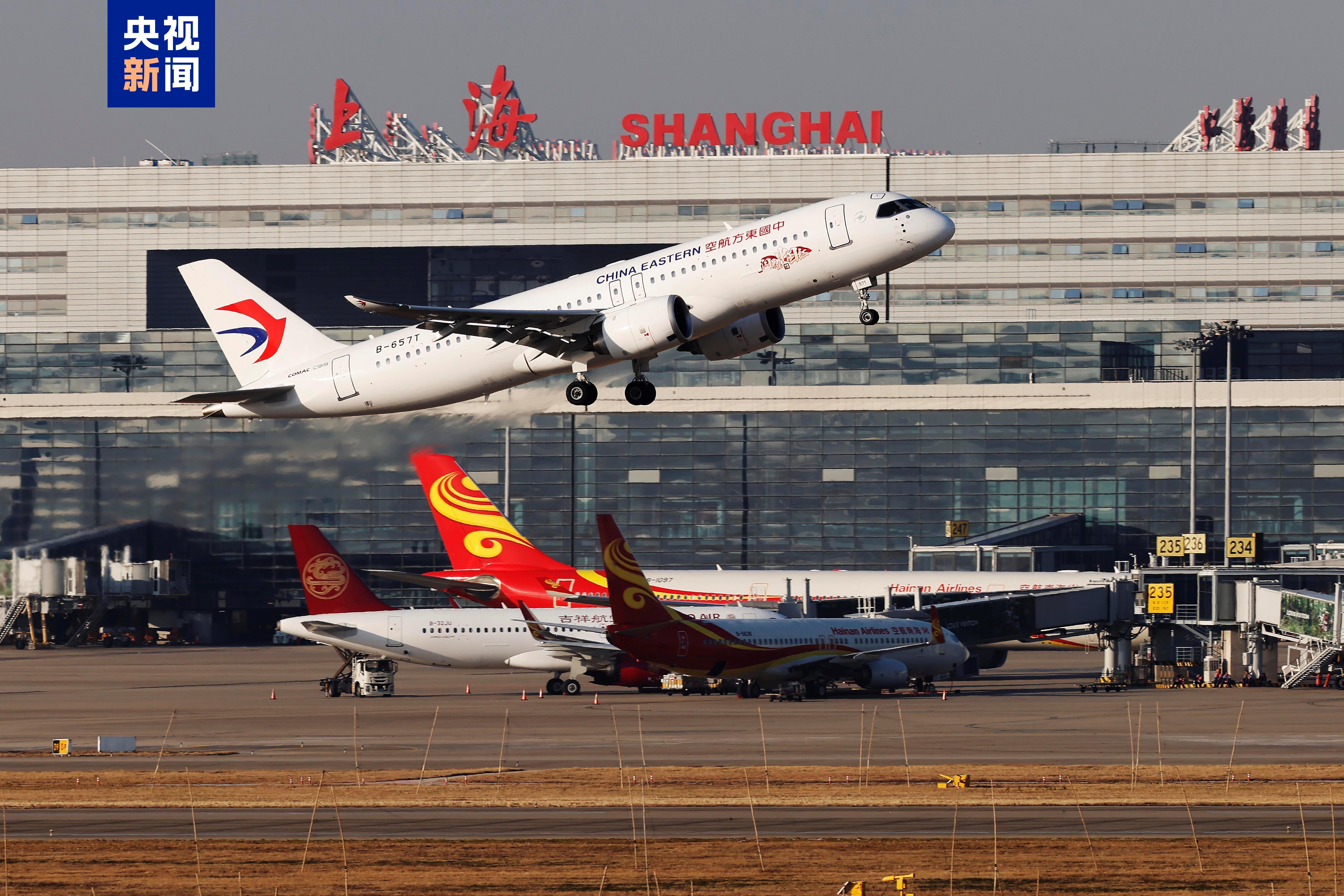 △2025年1月1日，中國(guó)東方航空首次使用C919執(zhí)飛MU721“上海虹橋—香港”航班從上海虹橋國(guó)際機(jī)場(chǎng)起飛。