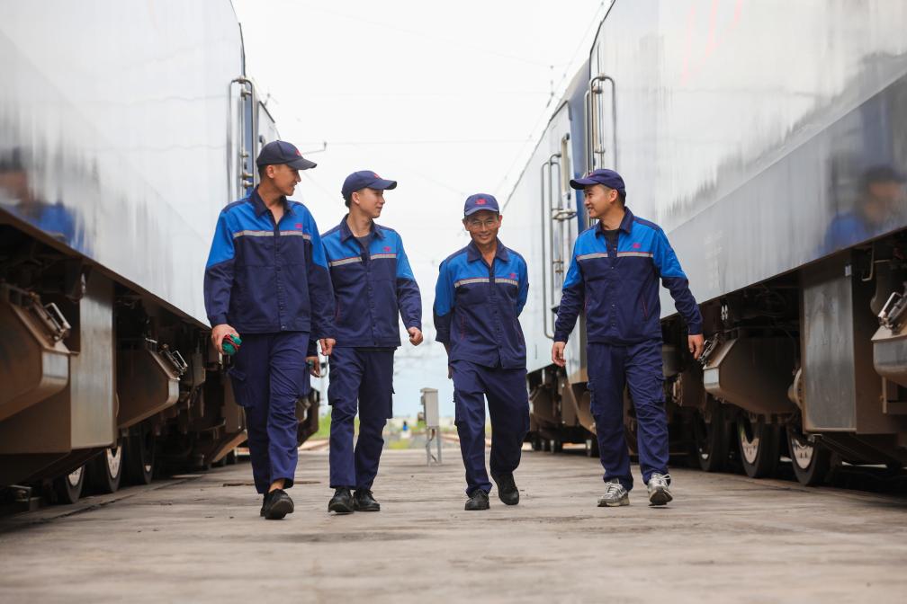 2024年9月9日，來自中國、老撾的師徒4人在中老鐵路萬象運營管理中心的機車檢修庫內。新華社發(fā)（楊永全攝）