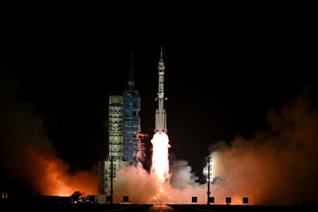 2024年10月30日，搭載神舟十九號載人飛船的長征二號F遙十九運載火箭在酒泉衛(wèi)星發(fā)射中心點火發(fā)射。新華社記者李鑫攝